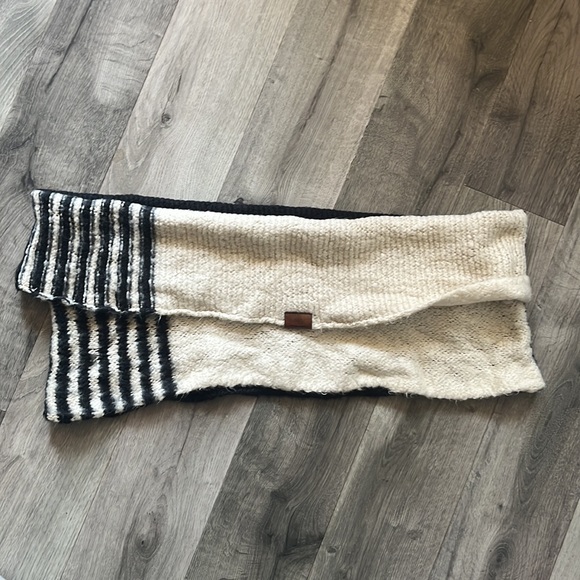 Comfy, soft, acrylic scarf in black and cream - Picture 2 of 3